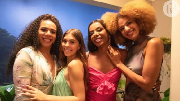 O ciclo de vida de Buba (Gabriela Medeiros) conta com três amigas: Natasha (Galba Gogoia), Janaína (Bianca Dellafancy) e Maitê (Gabriela Loran)