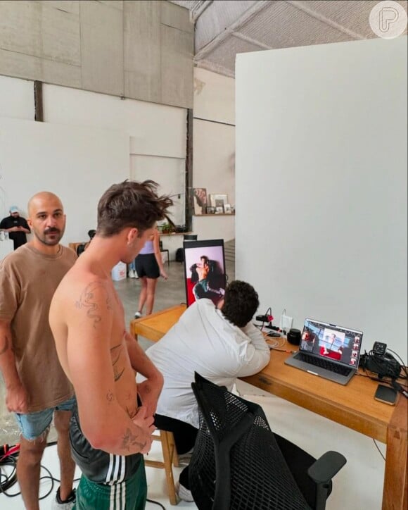Depois do flagra, João Guilherme atualizou suas redes sociais com os bastidores de um ensaio para a Harper's Bazaar Brasil