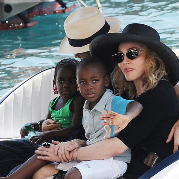 Madonna conseguiu adotar o filho David, mas teve dificuldades para adotar Mercy logo depois