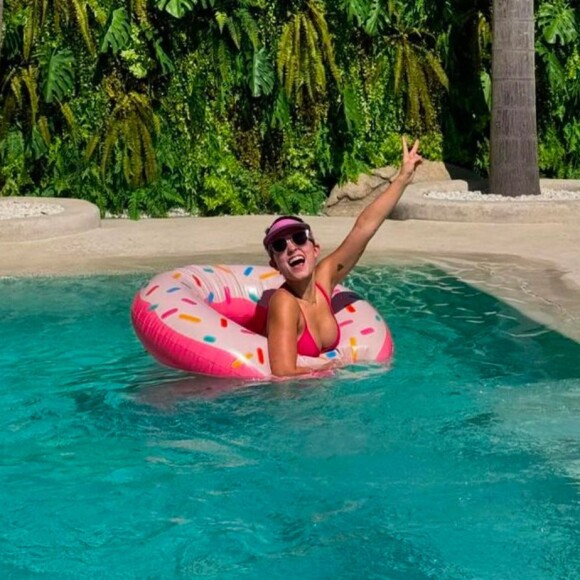 Larissa Manoela exibe corpo sarado em fotos de biquíni e chama atenção de famosos