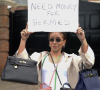 Mulher de Thiago Silva entrou na tendência polêmica de pedir dinheiro na rua 
