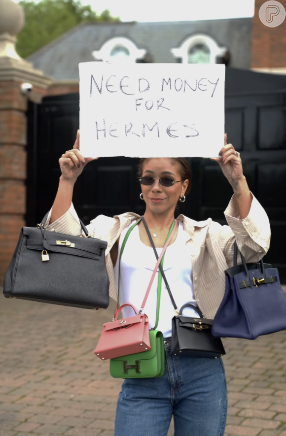 Mulher de Thiago Silva entrou na tendência polêmica de pedir dinheiro na rua 