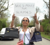 Mulher de Thiago Silva gravou vídeo com placa escrito: 'Preciso de dinheiro para Hermès'