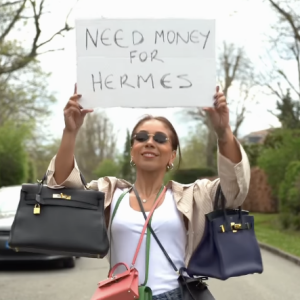 Mulher de Thiago Silva gravou vídeo com placa escrito: 'Preciso de dinheiro para Hermès'