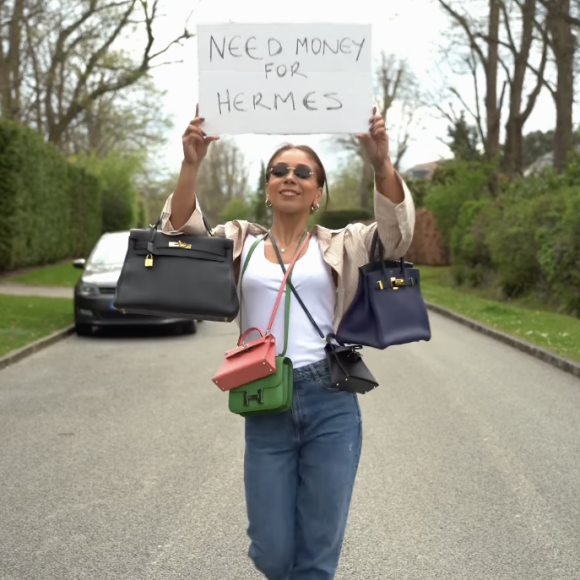 Mulher de Thiago Silva gravou vídeo com placa escrito: 'Preciso de dinheiro para Hermès'