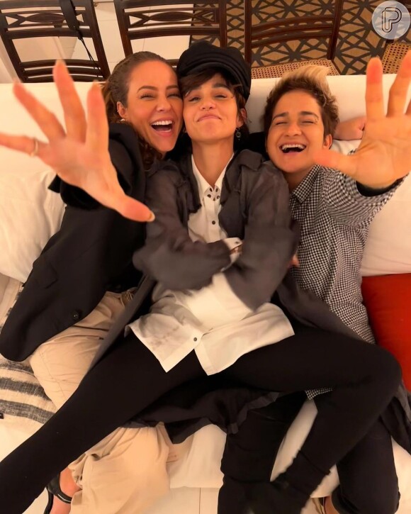 Nanda Costa posta foto com Paolla Oliveira e esposa, Lan Lahn, falando sobre estarem abertas a trabalhos para Dia dos Namorados