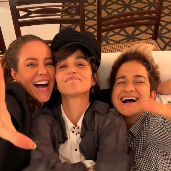 Nanda Costa posta foto com Paolla Oliveira e esposa, Lan Lahn, falando sobre estarem abertas a trabalhos para Dia dos Namorados