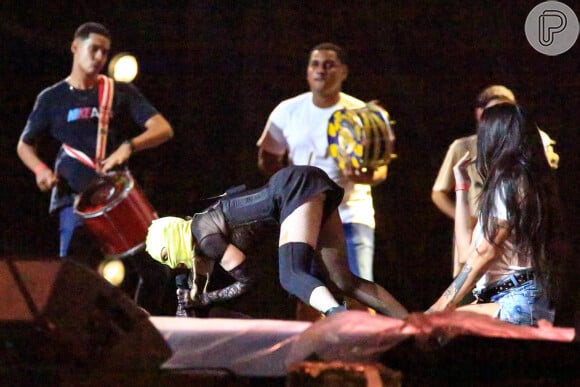 Mercy toca piano durante "Bad Girl" e as gêmeas Stella e Estere dançam durante "Don't Tell Me" com a mãe, Madonna
