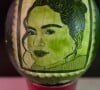Fã esculpiu o rosto de Rosalía em uma melancia