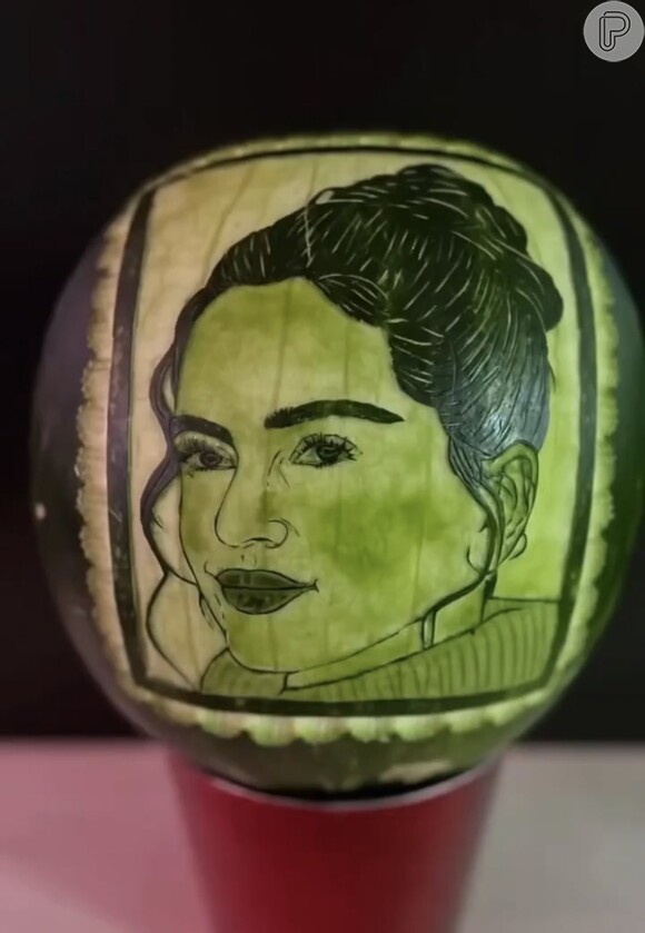 Fã esculpiu o rosto de Rosalía em uma melancia