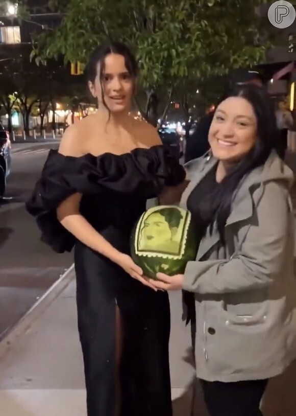 Rosalía recebeu uma melancia de uma fã