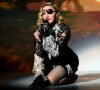 Madonna se apresenta na praia de Copacaba, no Rio de Janeiro, na noite deste sábado (04)