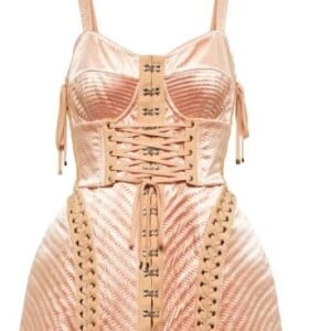 Em show de Madonna, Anitta usou um corset preto com amarração da grife Dolce & Gabanna é avaliado em mais de R$ 21.200