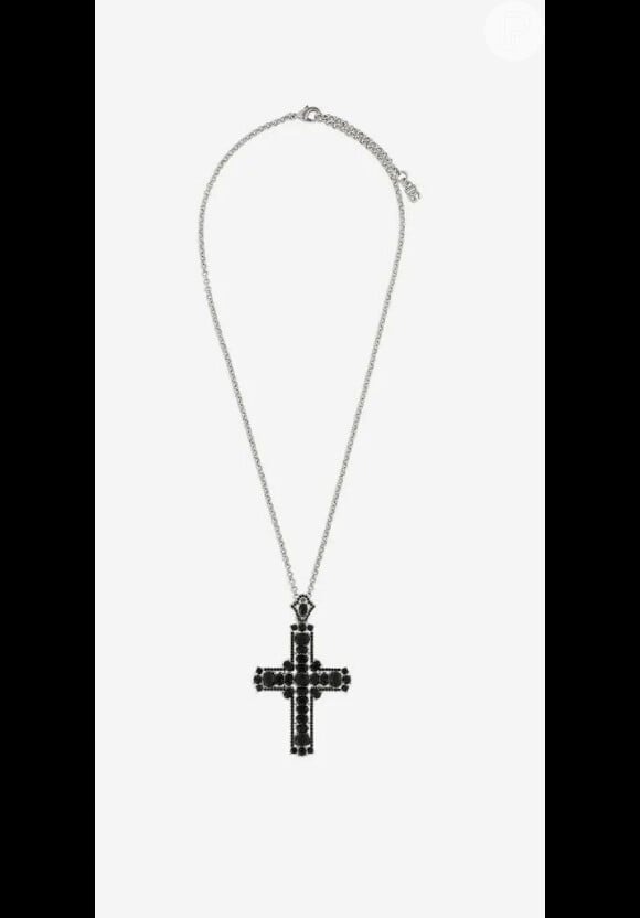 Em show de Madonna, Anitta escolheu um colar com cruz de cristal de strass da Dolce & Gabbana x KIM de R$ 4.882,94