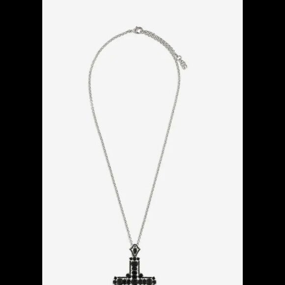 Em show de Madonna, Anitta escolheu um colar com cruz de cristal de strass da Dolce & Gabbana x KIM de R$ 4.882,94