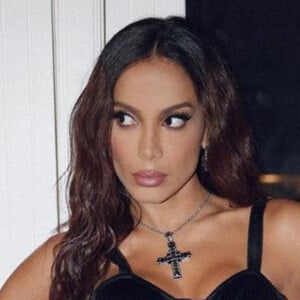 Anitta no show de Madonna usou look gótico de quase R$ 31 mil com corset, sandálias de couro e colar com cruz de cristal de strass