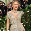 Poderosa! Jennifer Lopez usa look transparente e cravejado em joias brilhosas; vestido demorou 800 horas para ser bordado à mão