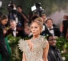 Vestido Schiaparelli de Jennifer Lopez demorou 800 horas para ser bordado à mão