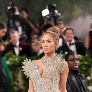 Vestido Schiaparelli de Jennifer Lopez demorou 800 horas para ser bordado à mão