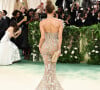 Jennifer Lopez apostou em transparência e brilho em evento da moda