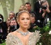 Jennifer Lopez é uma das coanfitriãs da noite do MET Gala