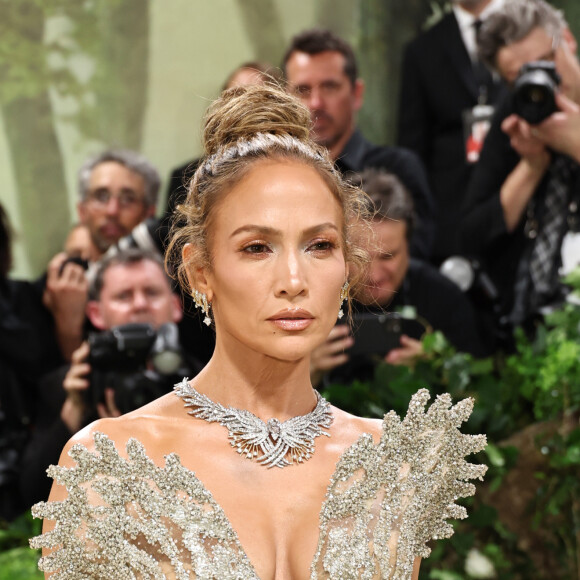 Jennifer Lopez é uma das coanfitriãs da noite do MET Gala