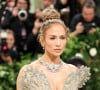 Jennifer Lopez apostou em uma maquiagem básica e cabelo no coque para look do MET Gala 2024