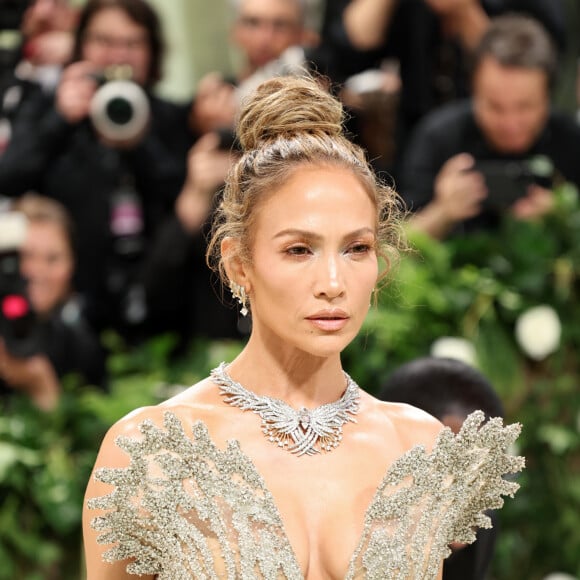 Jennifer Lopez apostou em uma maquiagem básica e cabelo no coque para look do MET Gala 2024