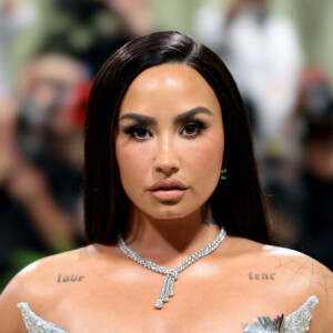 Demi Lovato ignora treta com Nicki Minaj e volta ao Met Gala após 8 anos