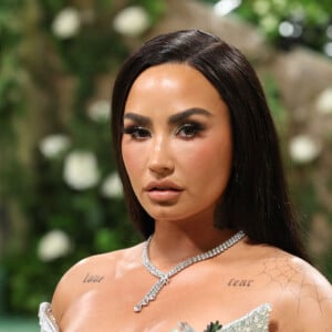 Demi Lovato  surgiu deslumbrante pelo Metropolitan Museum of Art, em Nova York.