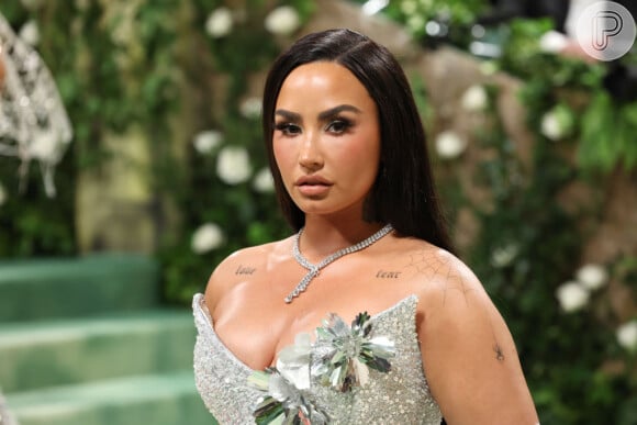 Demi Lovato  surgiu deslumbrante pelo Metropolitan Museum of Art, em Nova York.