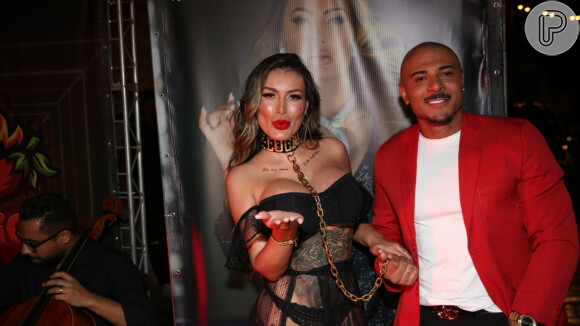 Andressa Urach ousou em festa de lançamento da 'Playboy' usando coleira com o nome do namorado, Lucas Ferraz, e megatransparência, deixando à mostra lingerie e tatuagens