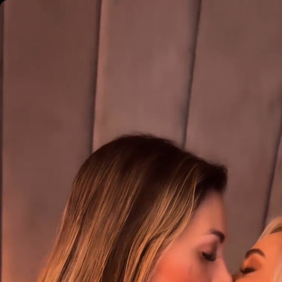 Andressa Urach e Kiara Blay se beijam de língua em prévia do pornô divulgada nas redes sociais