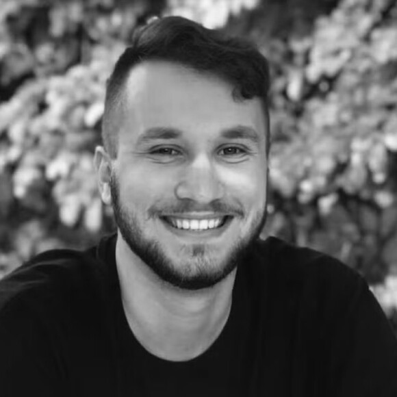 João Vinícius Ferreira Simões morreu após ser atingido por uma descarga elétrica ao encostar em um food truck