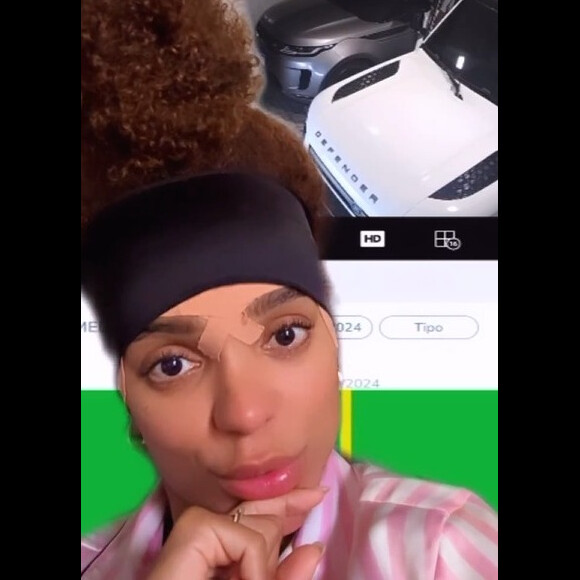 As imagens mostram que Ludmilla e o entregador chegaram na casa com segundos de diferença. A cantora desce do carro e vai direto para casa