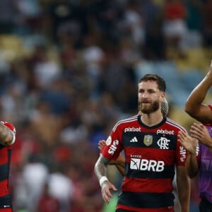 "Gabriel estava na casa dele, em um momento de folga e celebrando a vitória na Libertadores. Ele estava com amigos e membros do Flamengo que são seus amigos também. A foto não é verdadeira"