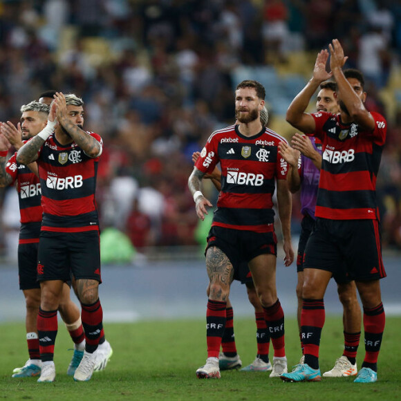 "Gabriel estava na casa dele, em um momento de folga e celebrando a vitória na Libertadores. Ele estava com amigos e membros do Flamengo que são seus amigos também. A foto não é verdadeira"
