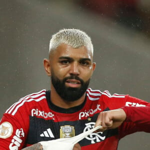 Gabigol se reuniu com dirigentes ao chegar no Ninho do Urubu na tarde desta sexta-feira (17)