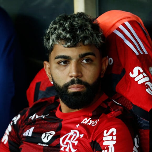 Após duas vitórias importantes e que aliviaram a pressão do time, o atacante Gabigol foi multado e perdeu a camisa 10 do Flamengo.