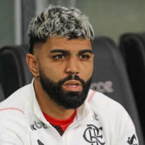 O atacante Gabigol foi multado e perdeu a camisa 10 do Flamengo após ter uma foto com a camisa do Corinthians vazada