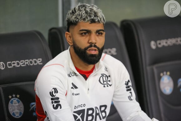 O atacante Gabigol foi multado e perdeu a camisa 10 do Flamengo após ter uma foto com a camisa do Corinthians vazada