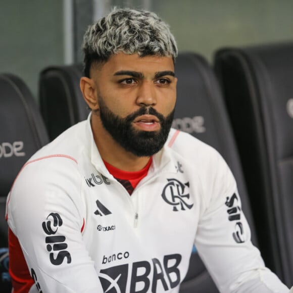 O atacante Gabigol foi multado e perdeu a camisa 10 do Flamengo após ter uma foto com a camisa do Corinthians vazada