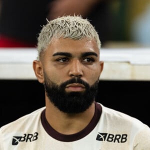 Flamengo informa: 'o atleta Gabriel Barbosa foi multado e comunicado pelo dirigente de que não usará mais a camisa 10 rubro-negra nas competições possíveis de alteração da numeração'