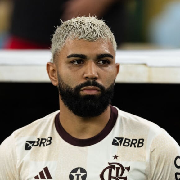 Flamengo informa: 'o atleta Gabriel Barbosa foi multado e comunicado pelo dirigente de que não usará mais a camisa 10 rubro-negra nas competições possíveis de alteração da numeração'