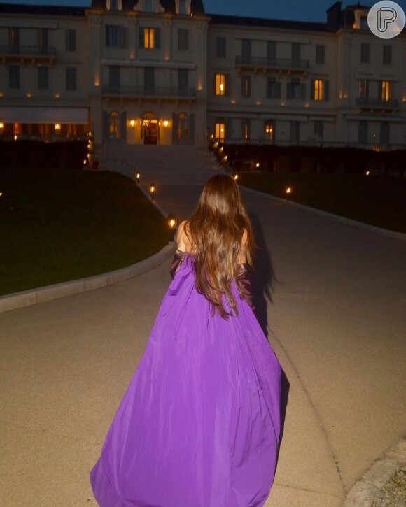 Maya Massafera escolheu um vestido longo todo roxo da marca Valentino para sua primeira aparição pública após a transição