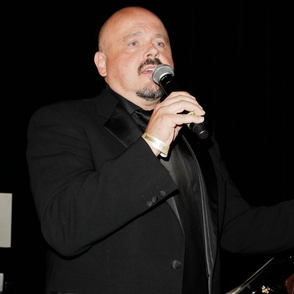 Walter Afanasieff viveu no Brasil até os 4 anos. Em seguida, mudou-se para São Francisco, nos Estados Unidos