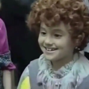 Ariana Grande, com apenas 8 anos em 2002, interpretou a protagonista Annie no musical