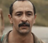 Em 'Renascer', Tião (Irandhir Santos) é obrigado a devolver dinheiro para Egídio (Vladimir Brichta) após ameaçar matá-lo.