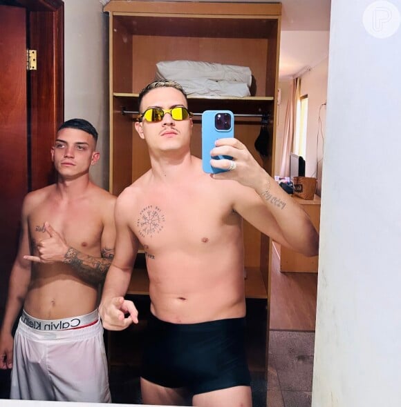 Juninho Alecio viralizou sem camisa em uma foto ao lado de outro ator pornô, sinalizando que ambos gravaram conteúdos juntos