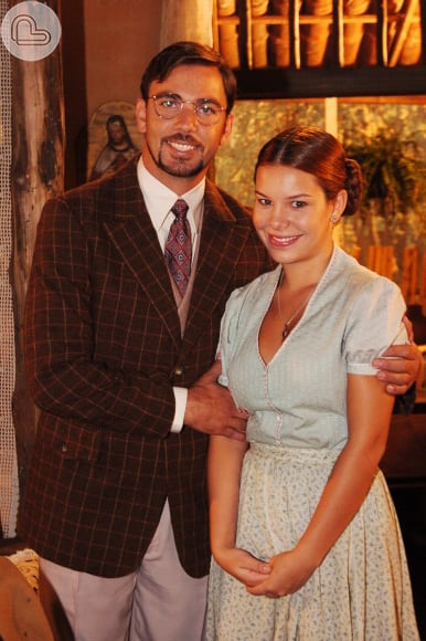 Mirna ( Fernanda Souza ) e Jorge (Marcelo Faria) se envolvem, mas ele a trai na novela Alma Gêmea